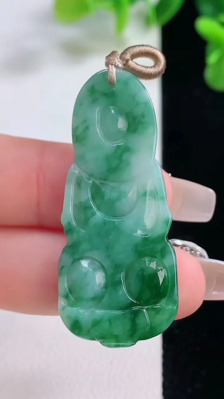 天然A货翡翠飘花观音菩萨吊坠，尺寸43.2-19.3-4.8，重量:7.66g
12月20日