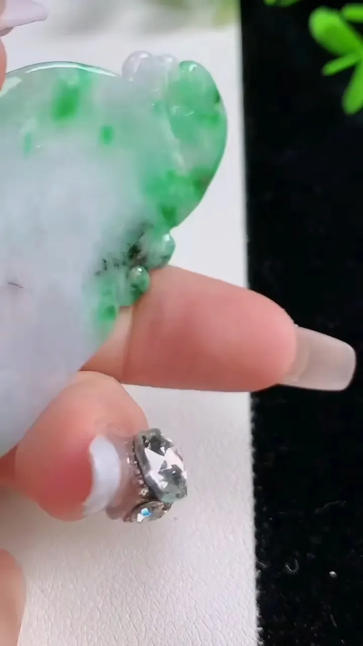 天然A货翡翠龙牌吊坠，尺寸66-35-5.5，重:21.95g
12月20日