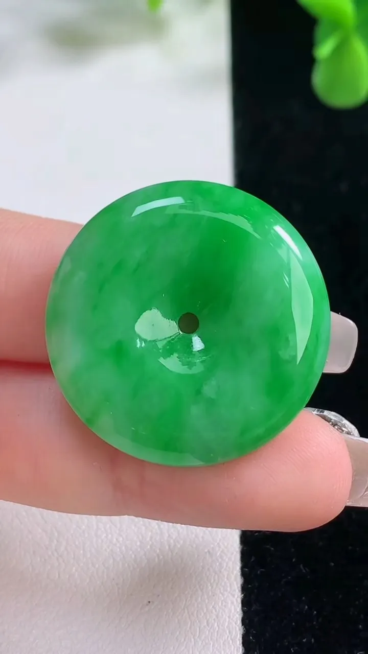 天然A货翡翠平安扣吊坠，尺寸28.8-5.6，重量:10.85g
12月20日