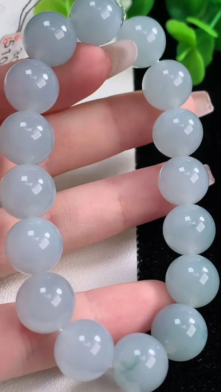 天然A货翡翠飘花圆珠手串，尺寸12.4-16颗，重量:51.05g12月20日
工厂直销收藏佳品,种