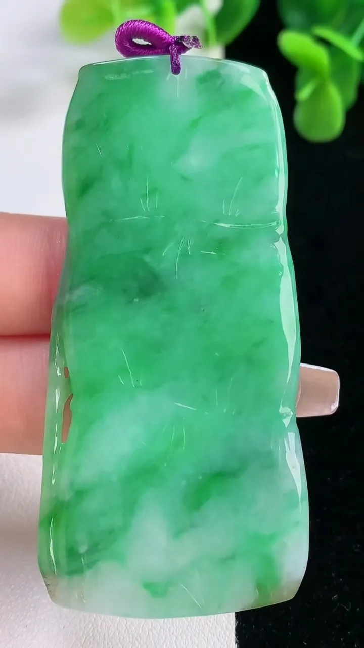 天然A货翡翠节节高升 竹节吊坠，尺寸667-32.3-4.4，重量:25.48g
12月20日