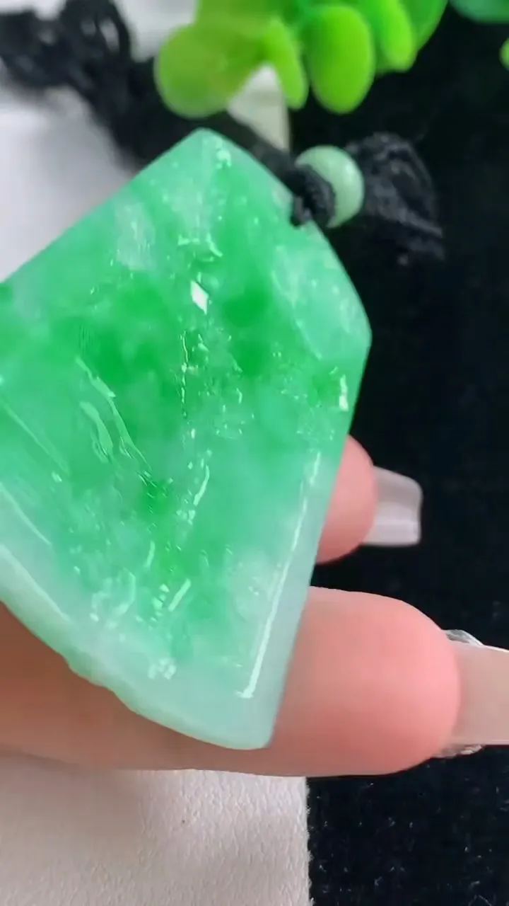 天然A货翡翠山水牌吊坠，尺寸52-37.6-6，重量:24.12g
12月20日