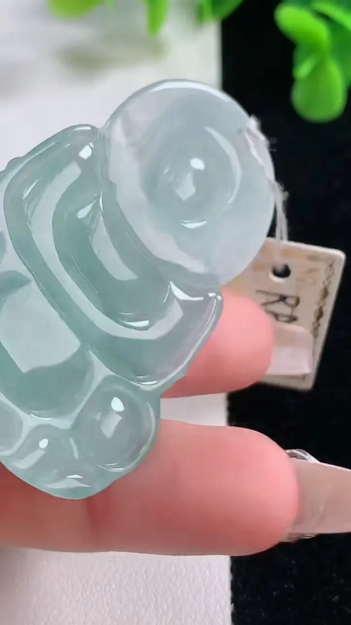 天然A货翡翠观音菩萨吊坠，尺寸53.6-36.8-5.3，重量:18.04g
12月20日