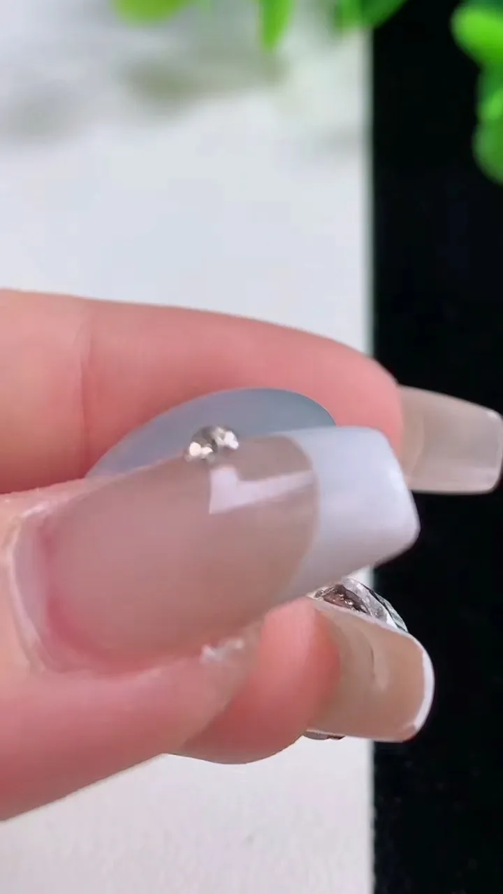 天然A货翡翠冰种紫罗兰飘花平安扣吊坠，尺寸19.3-3.8，重量:3.25g
12月20日