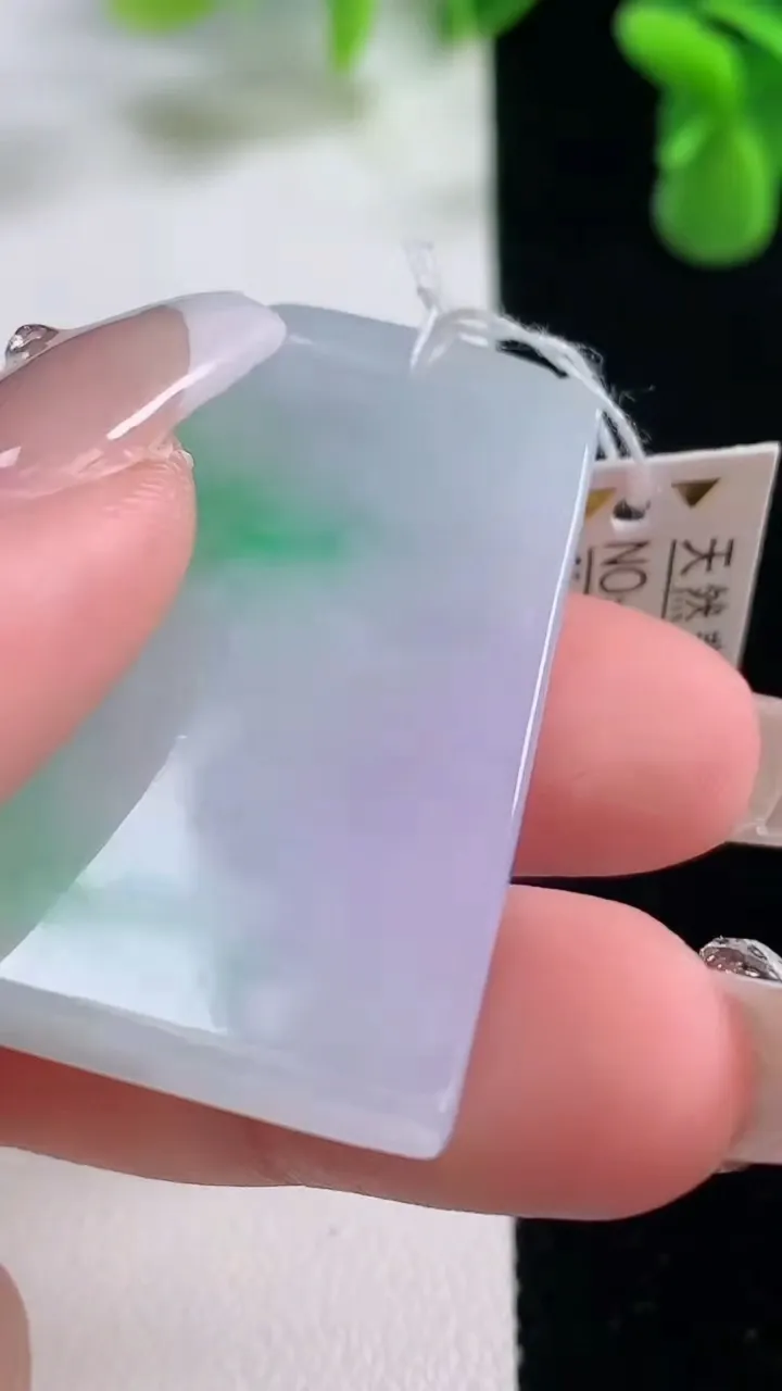 天然A货翡翠无事牌吊坠，尺寸41-23-4.6，重量:14.39g
12月20日