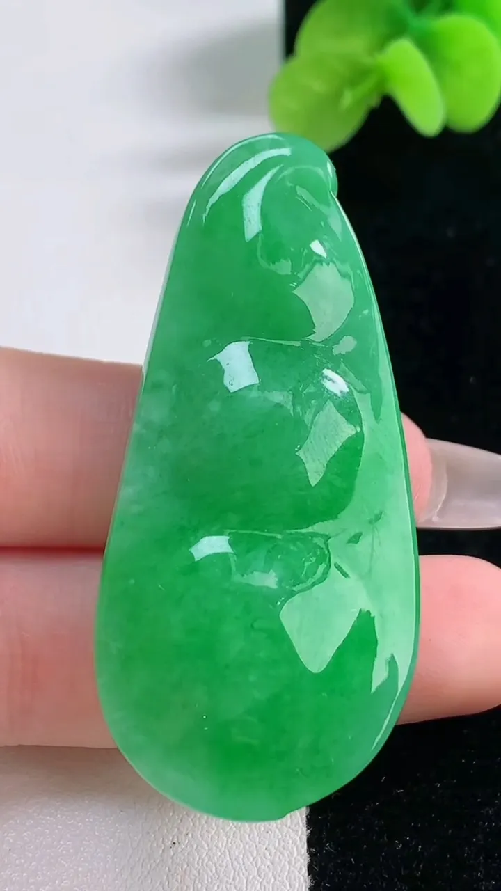 天然A货翡翠福豆吊坠，尺寸52.4-24.2-11.3，重量:21.87g
12月20日