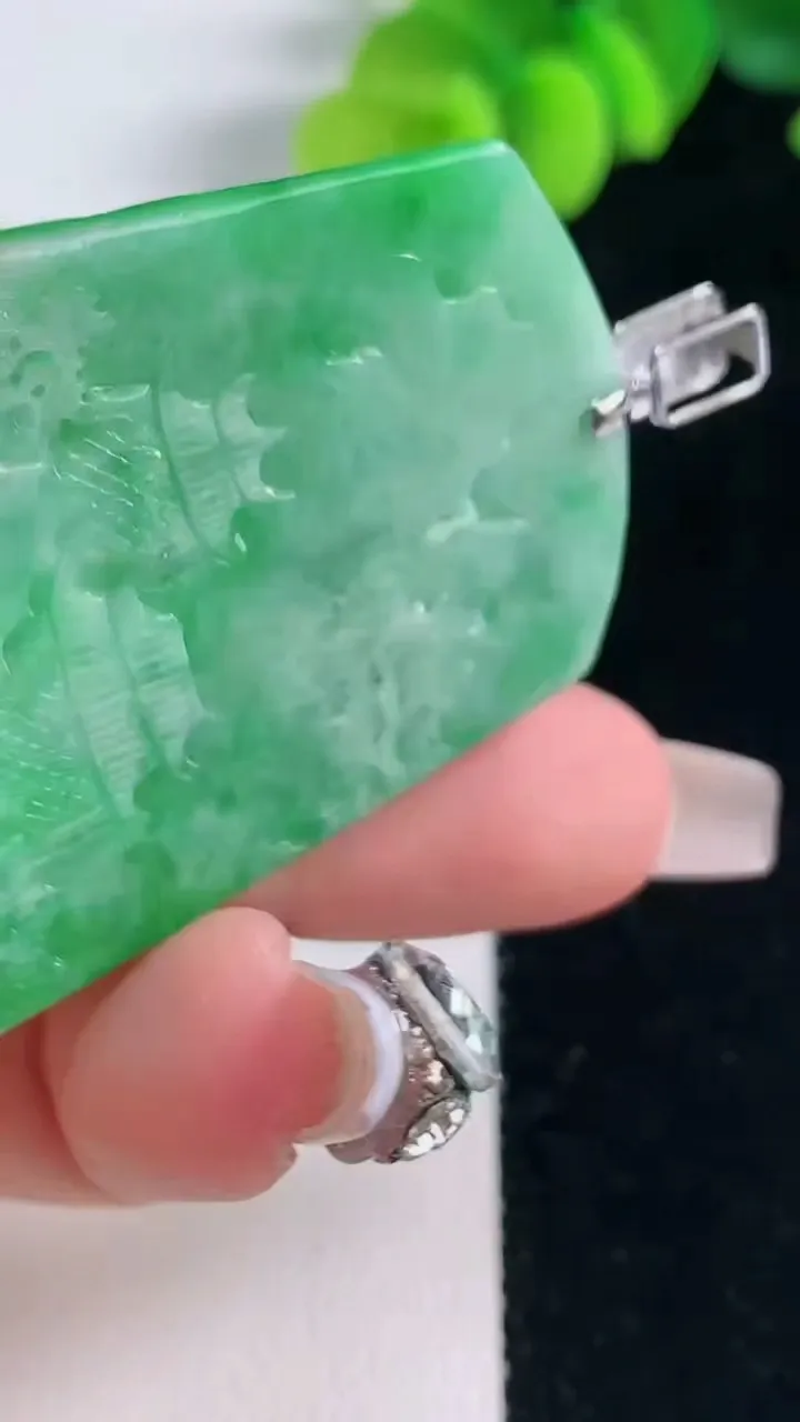 天然A货翡翠山水牌吊坠，尺寸44.5-34.2-6.7，重量:21.50g
12月20日