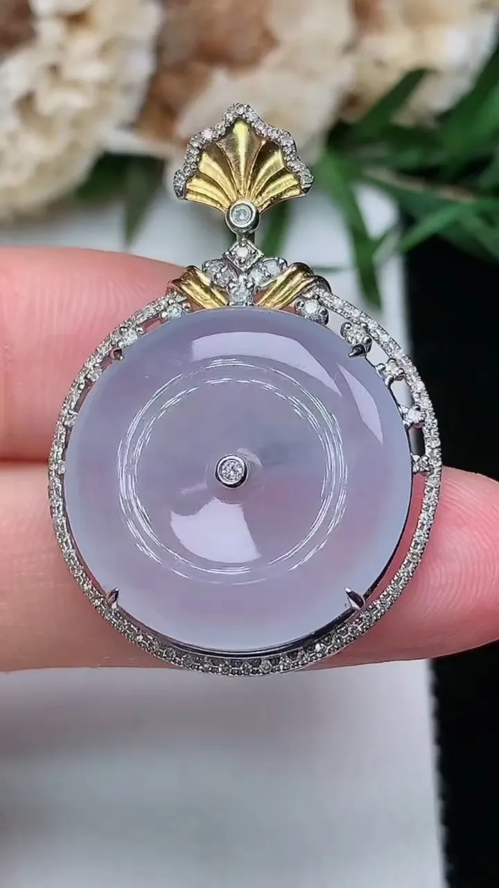 天然A货翡翠白冰平安扣吊坠，尺寸34-23-6.9，裸石19.8，重量:5.02g
12月20日