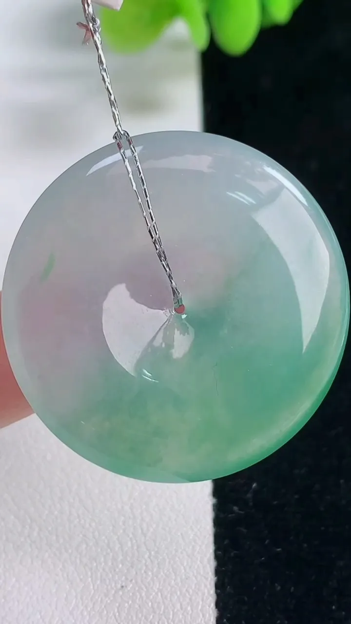 天然A货翡翠平安扣吊坠，尺寸35-4.7，重量:14.70g
12月20日