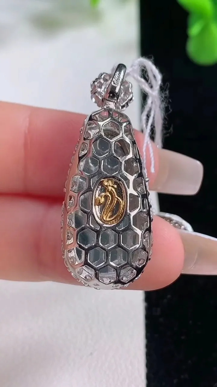 天然A货翡翠福豆吊坠，尺寸35.2-14-9.4，裸石23-11.4重量:4.34g
12月20日