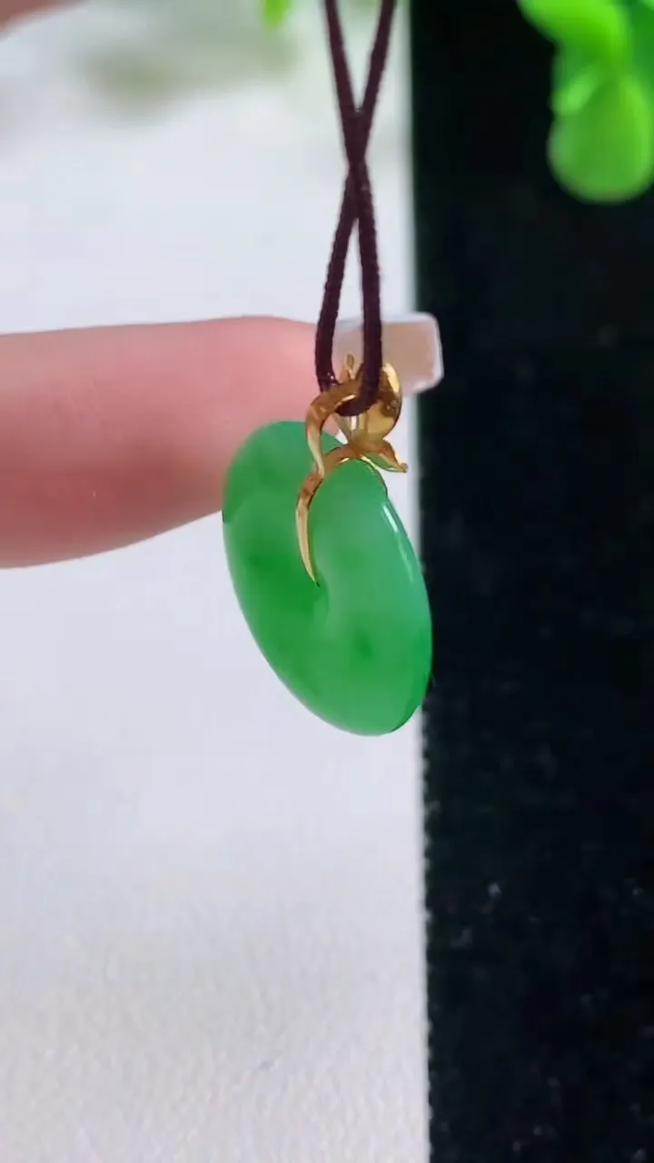 天然A货翡翠平安扣吊坠，尺寸17-3.4，重量:2.23g
12月20日