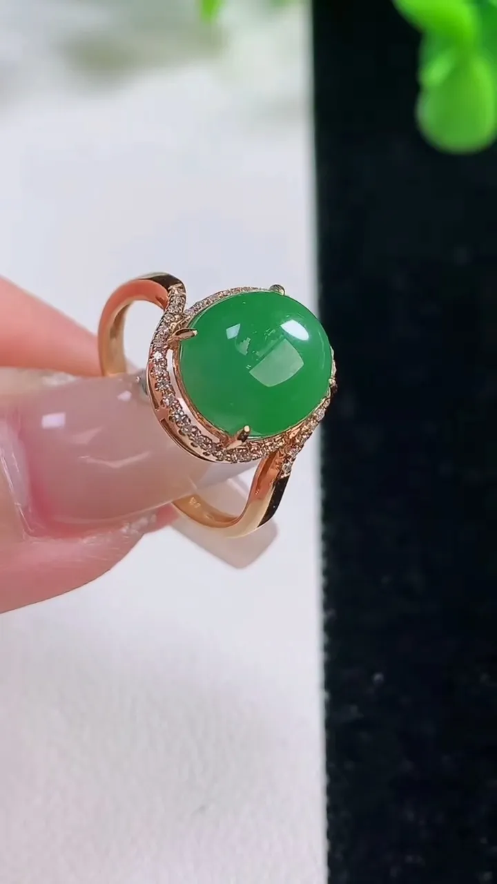 天然A货翡翠蛋面戒指，尺寸17.5-10.5-9.6-7.2，重量:3.34g2025年12月20日
工厂直销收藏佳品,种好水足，色泽均匀，有种有色，上手高大气！