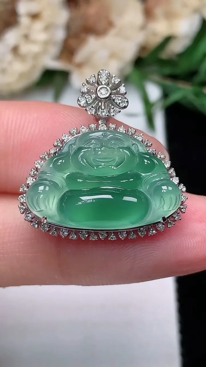 天然A货翡翠佛公吊坠，尺寸23-22.3-9裸石12.7-19.9，重量:3.67g
12月20日