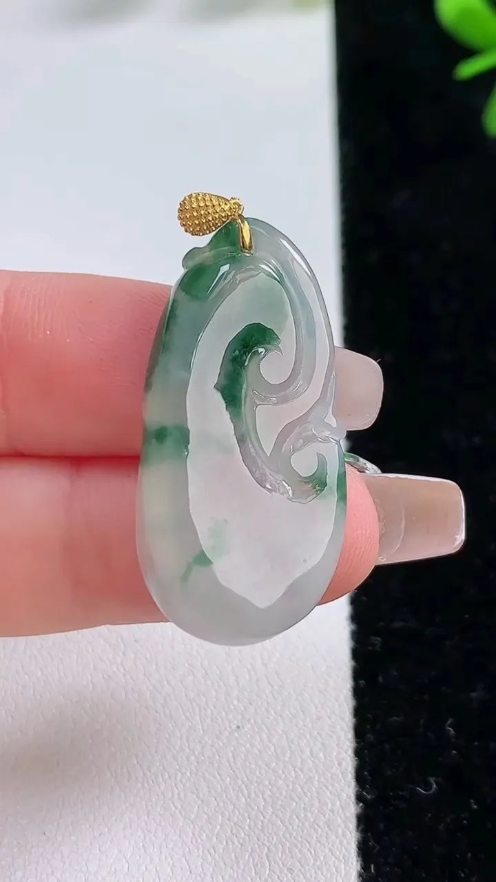 天然A货翡翠种飘花如意吊坠，尺寸33-16-5.2，重:4.77g
12月20日