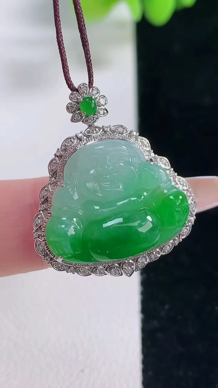 天然A货翡翠佛公吊坠，尺寸27.5-23.5-7.8，裸石16.2-20重量:4.48g
12月20日