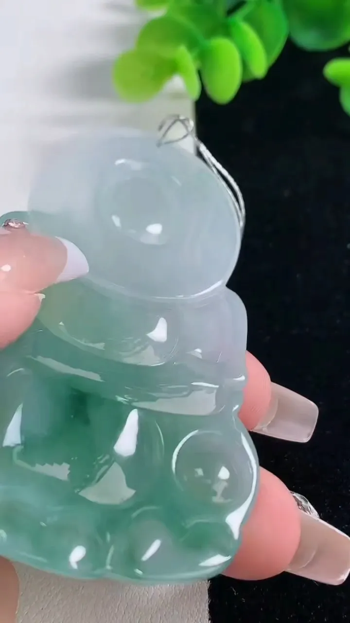 天然A货翡翠种飘花观音菩萨吊坠，尺寸75-46.7-5，重量:35.41g
12月20日