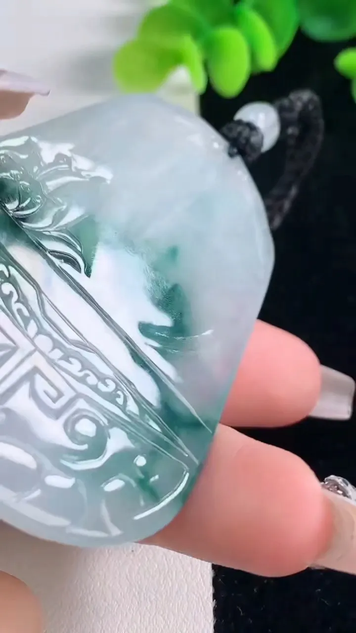 天然A货翡翠种飘花虚空藏菩萨吊坠，尺寸65.6-46.6-4.8，重量:40.66g
12月20日