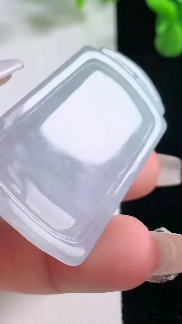 天然A货翡翠生肖虎吊坠，尺寸47.6-28.3-5.4，重量:15.29g
12月20日