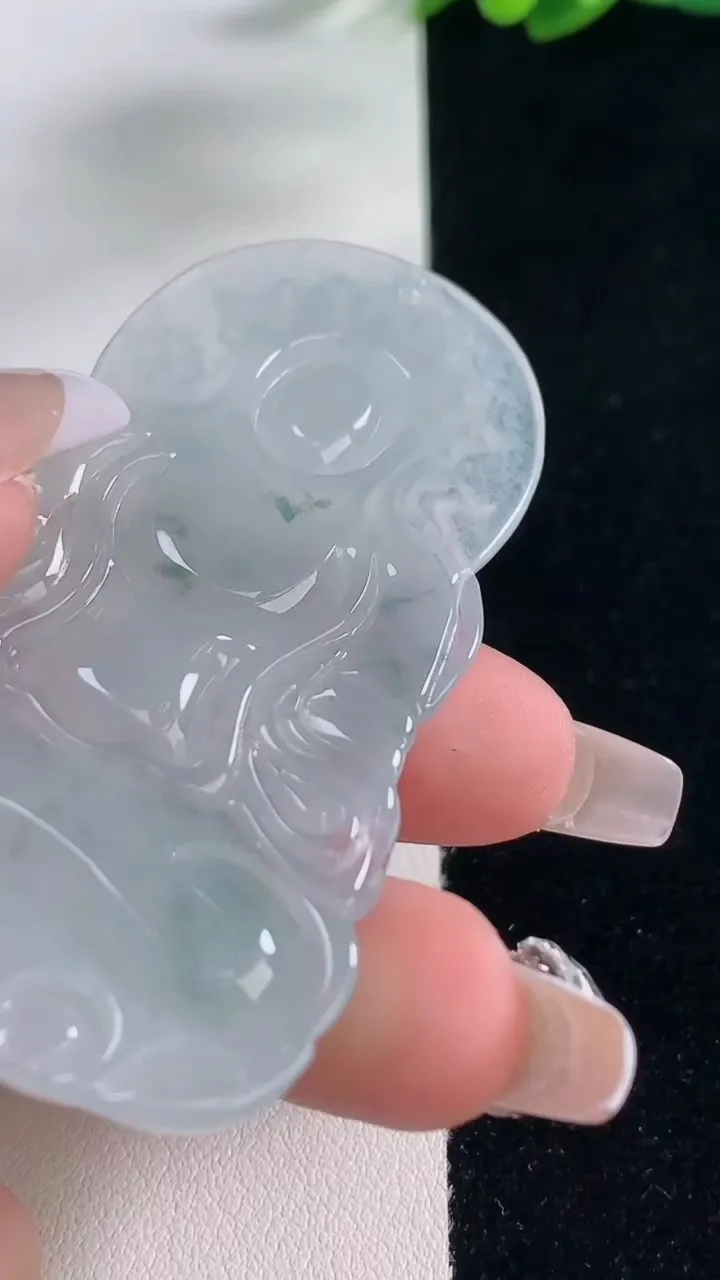 天然A货翡翠种飘花度母观音吊坠，尺寸65.6-41.5-6，重量:28.34g
12月20日