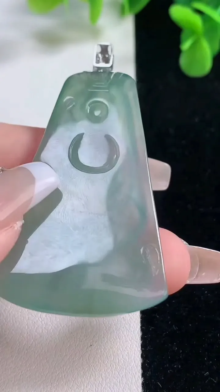 天然A货翡翠大势至菩萨吊坠，尺寸53.8-32.3-5.4，重量:17.40g
12月20日