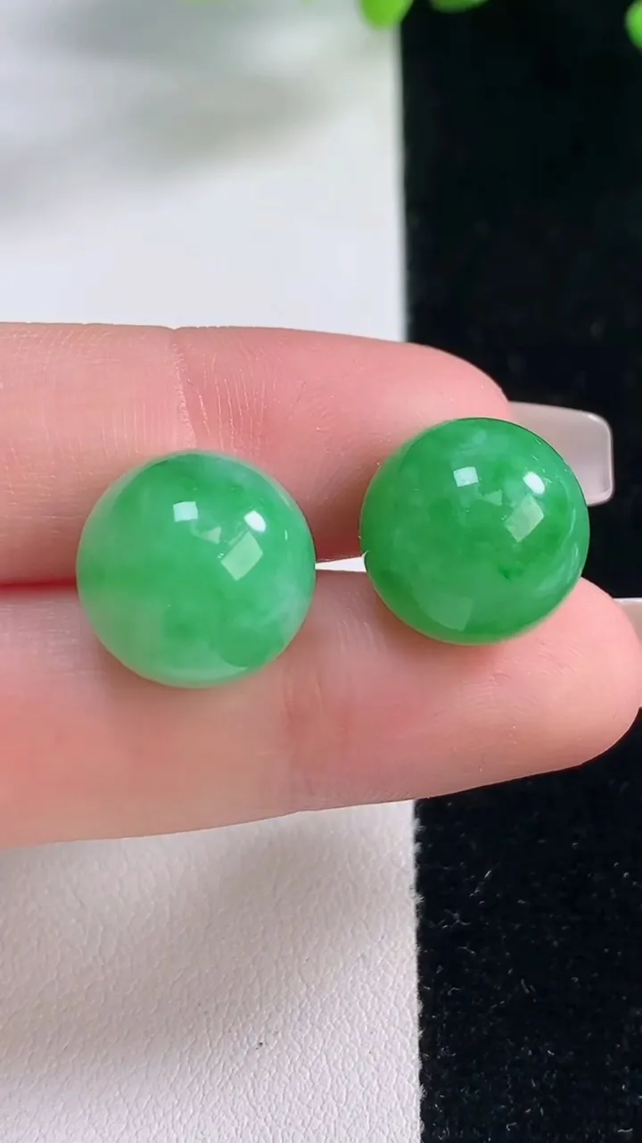 天然A货翡翠圆珠镶嵌件一对，尺寸13.8，重量:11.57g
12月20日