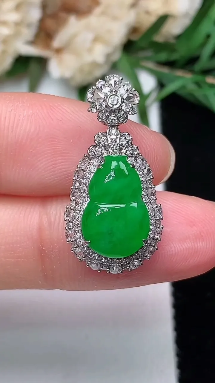 天然A货翡翠葫芦吊坠，尺寸24.5-12.2-8.8，裸石12.3-8，重量:3.11g
12月20