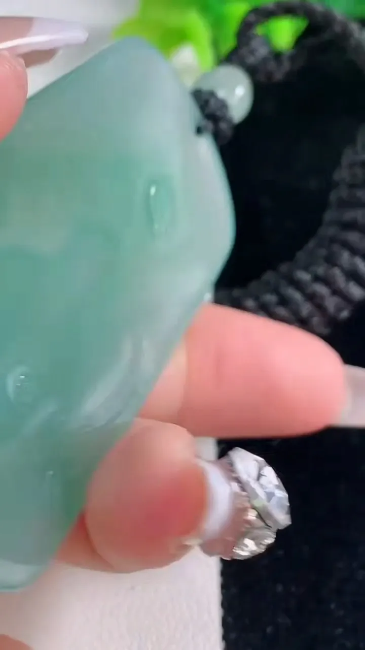 天然A货翡翠大势至菩萨吊坠，尺寸64.8-36-6，重量:37.22g
12月20日