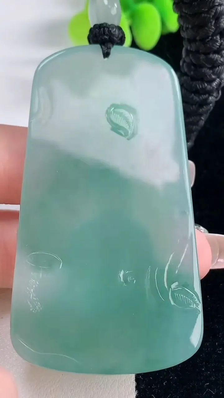 天然A货翡翠大势至菩萨吊坠，尺寸64.8-36-6，重量:37.22g
12月20日