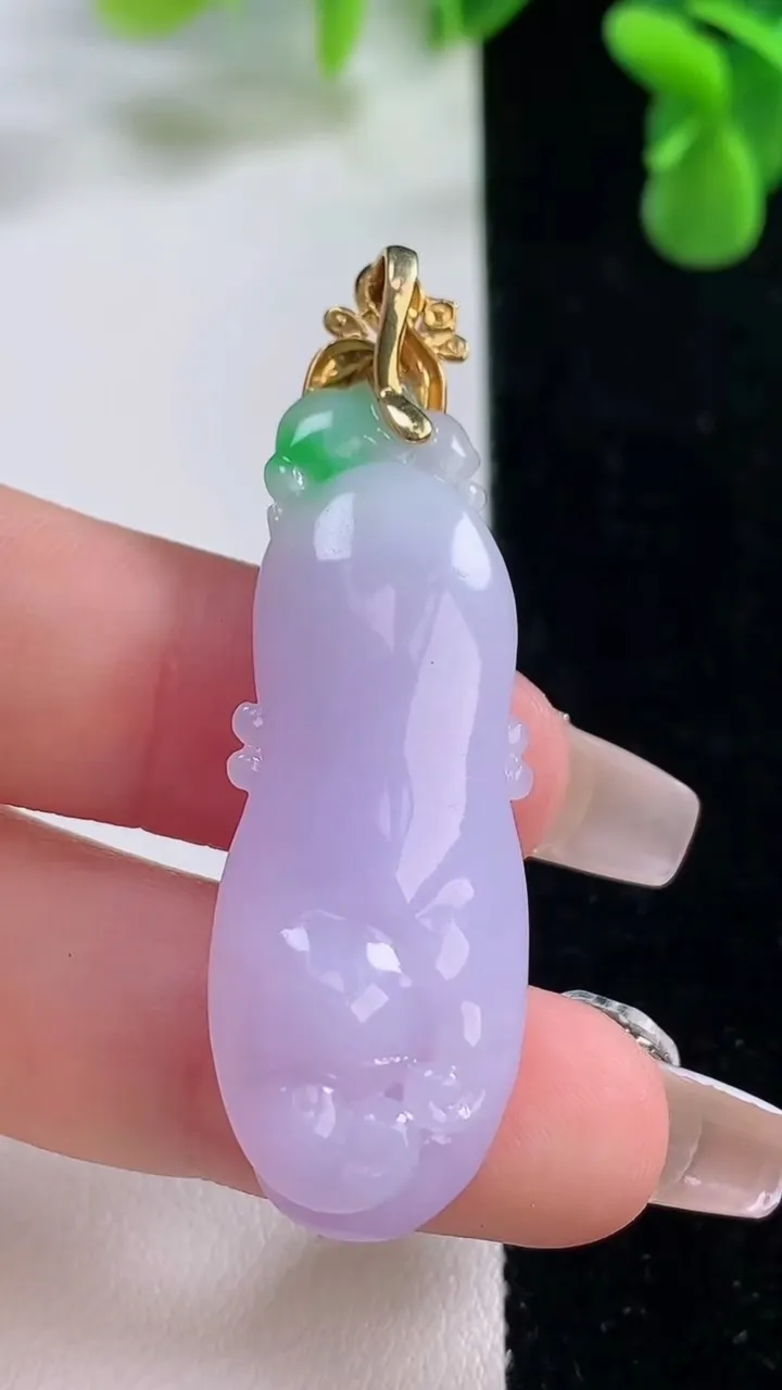 天然A货翡翠18K金春带彩紫罗兰佛手瓜吊坠，尺寸43.5-15.7-8.7，重量:9.41g
12月20日