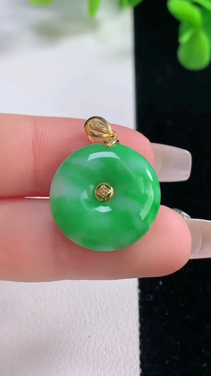 天然A货翡翠平安扣吊坠，尺寸19.4-5.7，重量:5.07g
12月20日