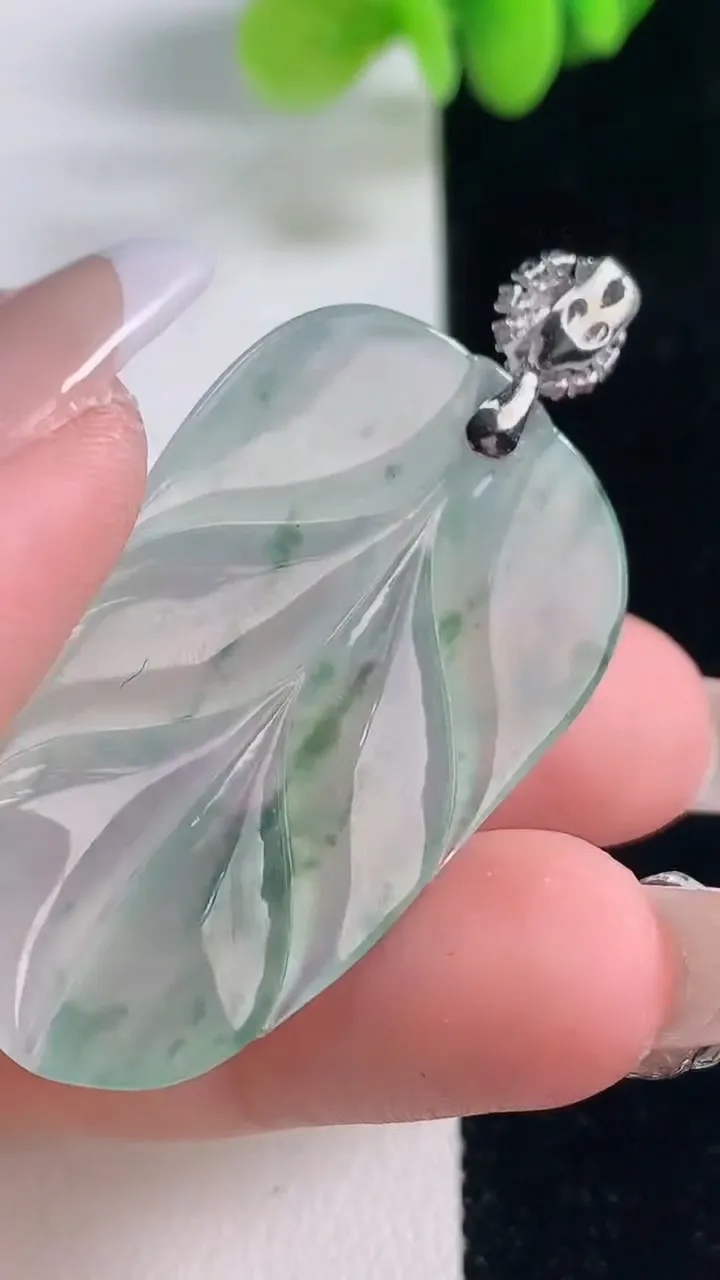 天然A货翡翠种飘花金枝玉叶 叶子吊坠，尺寸40-24.5-4.5，重量:9.92g
12月20日