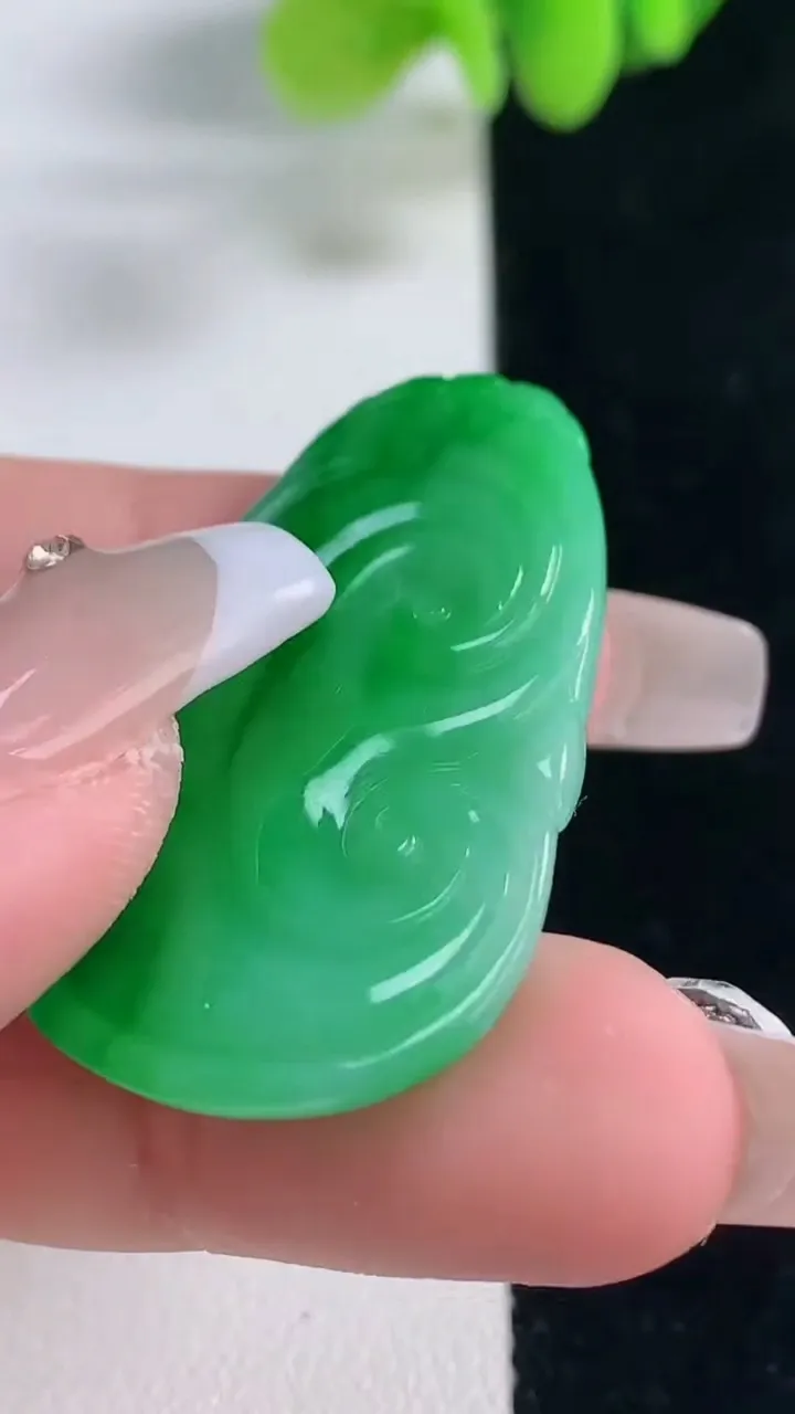 天然A货翡翠如意吊坠，尺寸38.5-22.2-4.4，重量:9.02g
12月20日