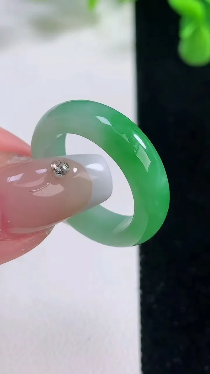 天然A货翡翠指环戒指，尺寸18-5.7-3.2，重量:4.46g2025年12月20日
工厂直销收藏佳品,种好水足，色泽均匀，有种有色，上手高大气！