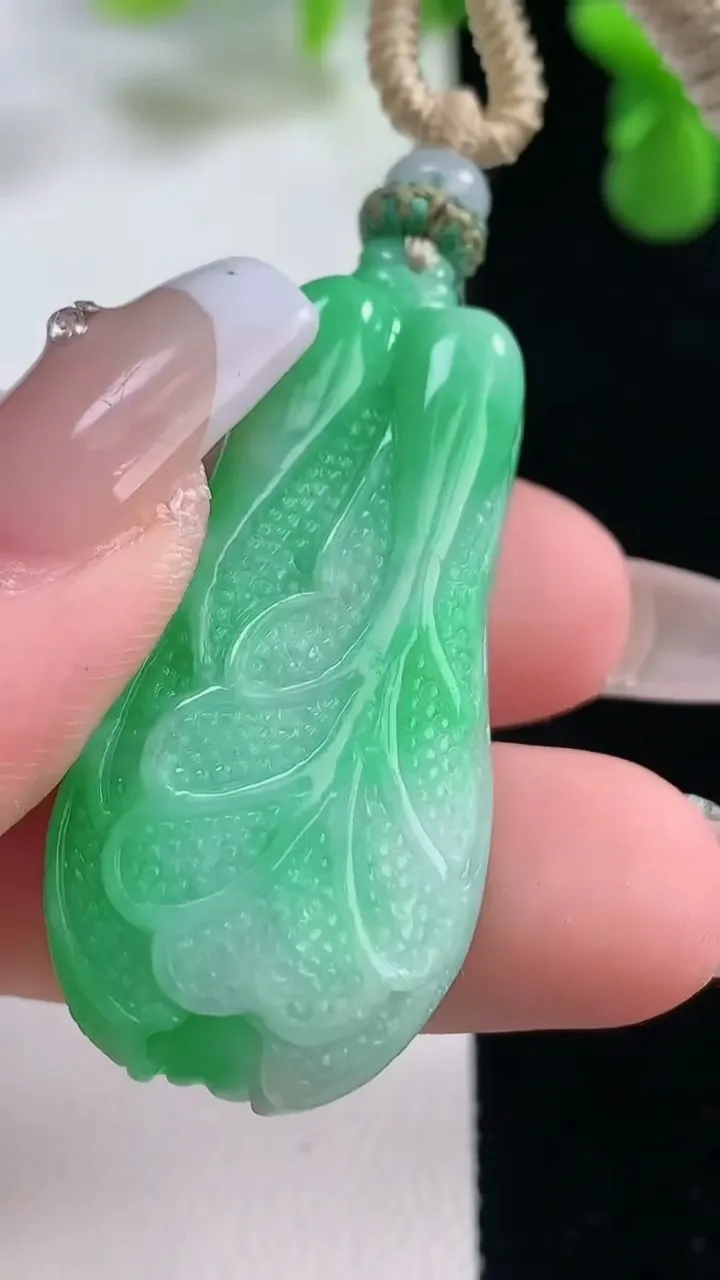 天然A货翡翠白菜吊坠，尺寸42-19.7-10.3，重量:18.57g
12月20日