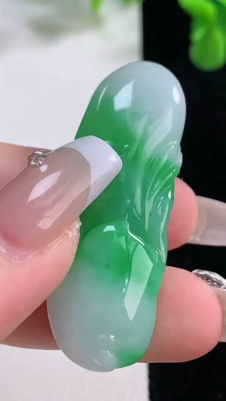 天然A货翡翠布袋佛吊坠，尺寸45.6-14.8-8.2，重量:10.34g
12月20日