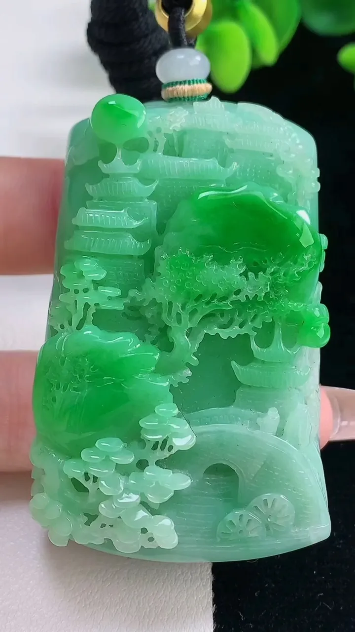 天然A货翡翠山水牌吊坠，尺寸58.3-35.8-14.8，重量:76.83g
12月20日