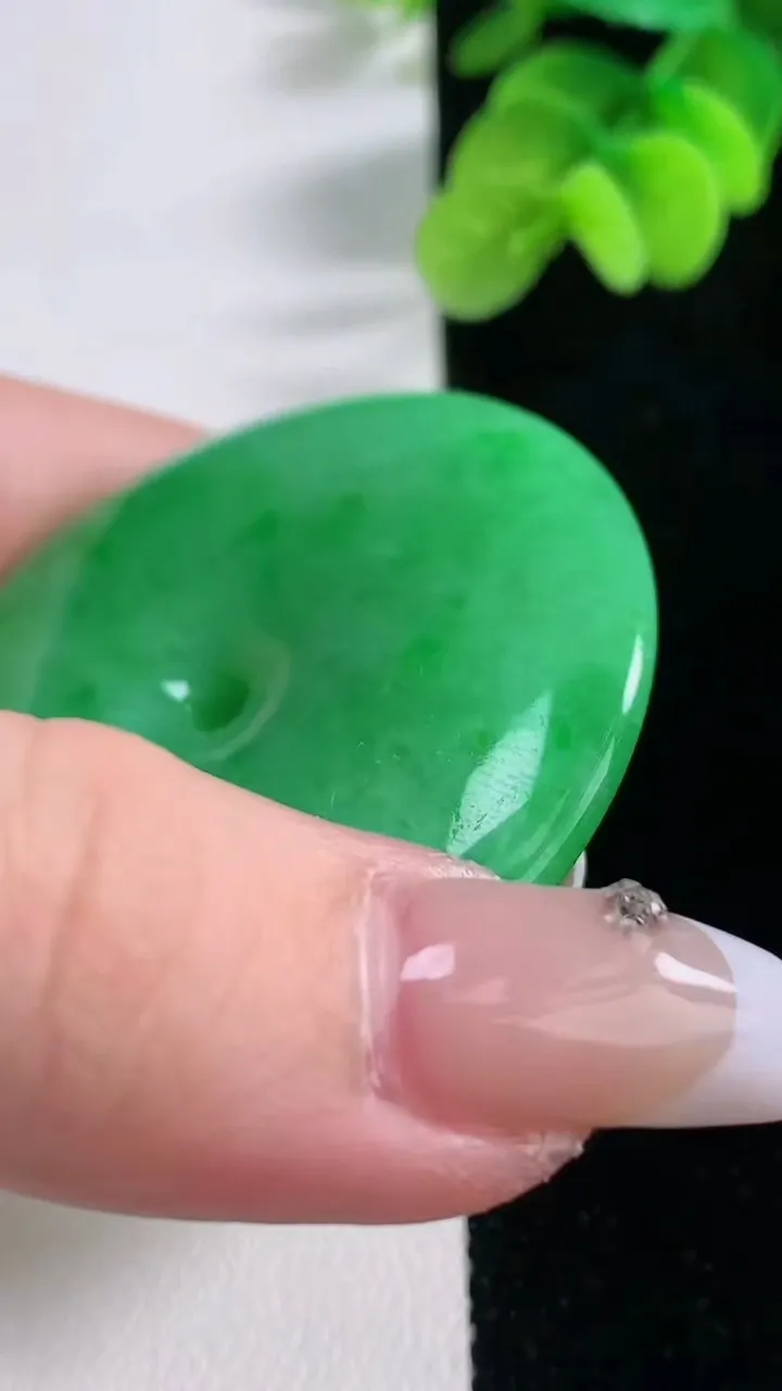 天然A货翡翠平安扣吊坠，尺寸49.5-8.8，重量:46.30g
12月20日