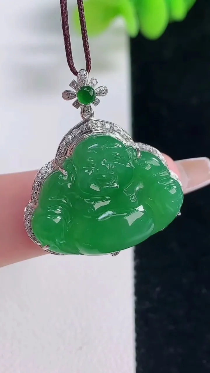 天然A货翡翠佛公吊坠，尺寸28.3-24.5-6.6，裸石17.5-22.8重量:5.07g
12月