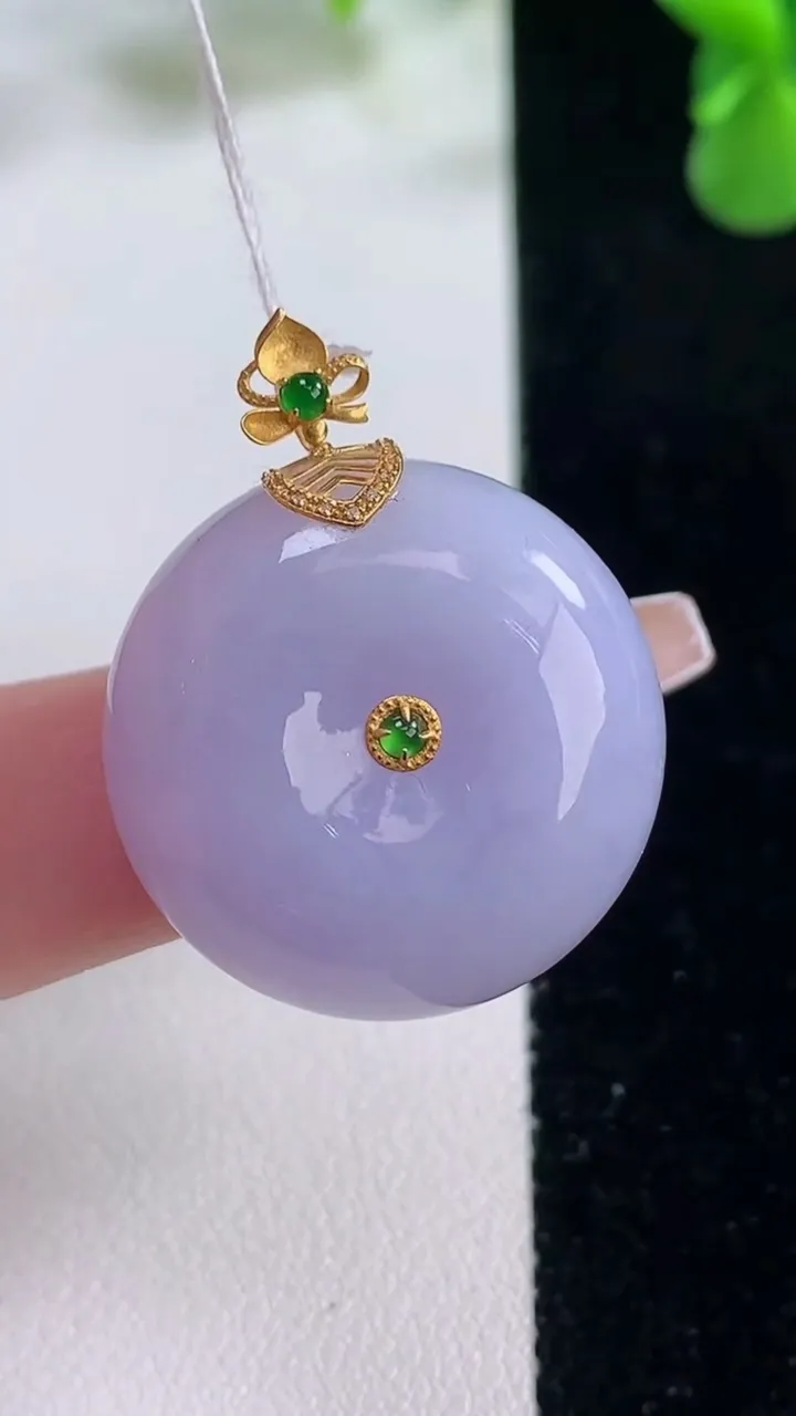 天然A货翡翠18K金紫罗兰平安扣吊坠，尺寸25.2-13，重量:17.91g
12月20日