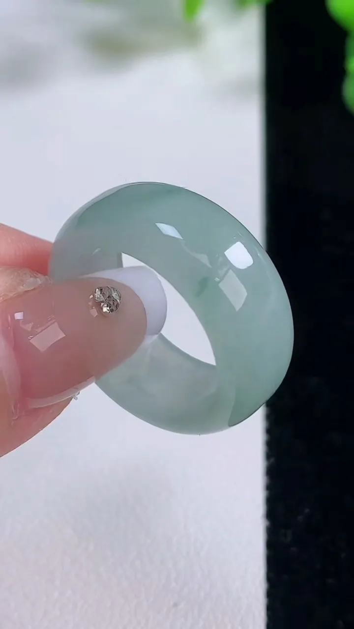 天然A货翡翠冰种飘花指环戒指，尺寸18.4-9.2-3.6，重量:6.56g2025年12月20日
工厂直销收藏佳品,种好水足，色泽均匀，有种有色，上手高大气！