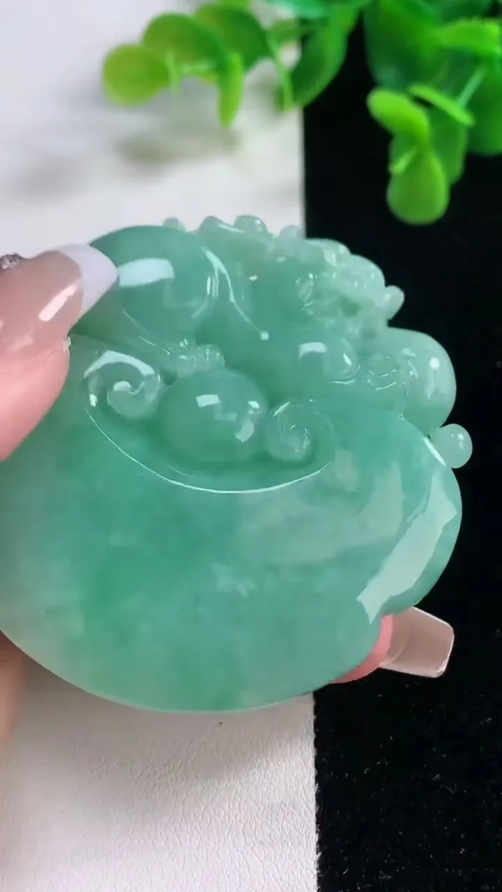 天然A货翡翠如意头吊坠，尺寸57-56.2-12，重量:68.36g
12月20日