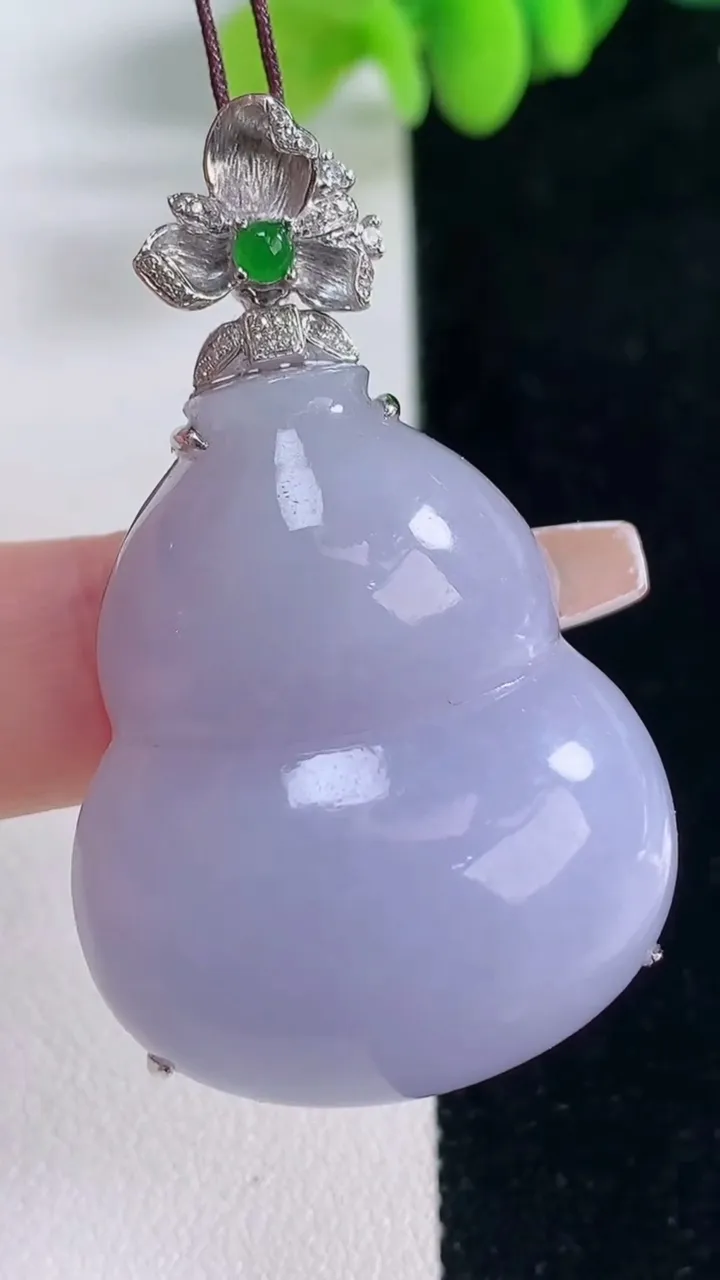 天然A货翡翠18K金紫罗兰葫芦吊坠，尺寸48.7-35.7-29.3-14，重量:22.02g
12