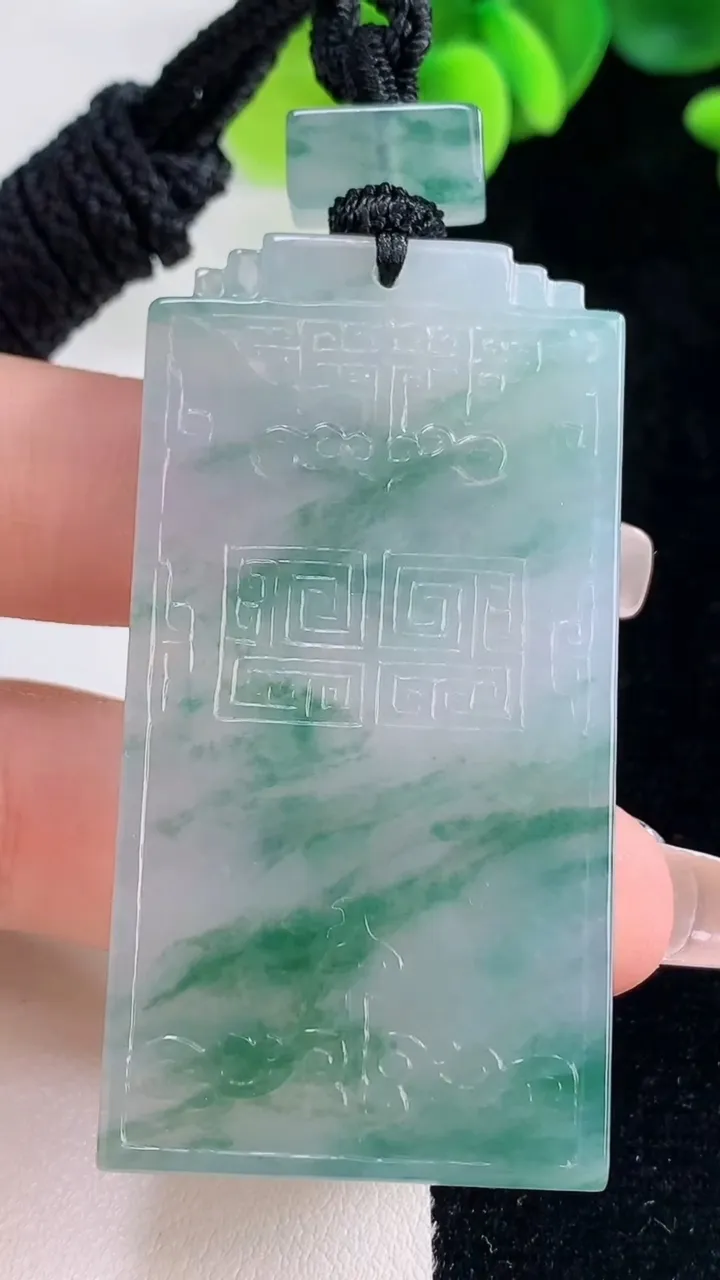 天然A货翡翠种飘花仿古无事牌吊坠，尺寸56-29.2-5.6，重量:35.47g
12月20日