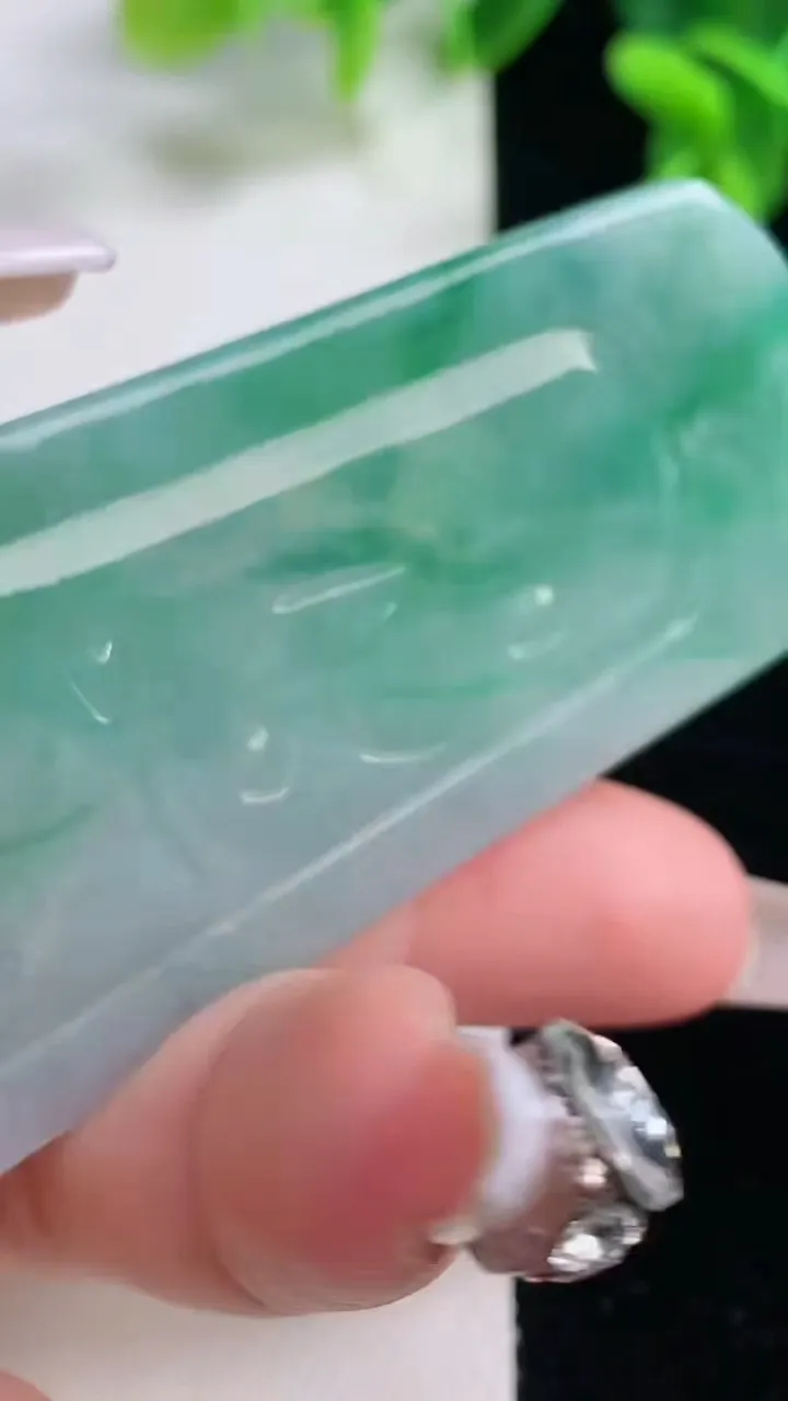 天然A货翡翠祥龙大日如来吊坠，尺寸68.6-33.8-5.4，重量:25.83g
12月20日