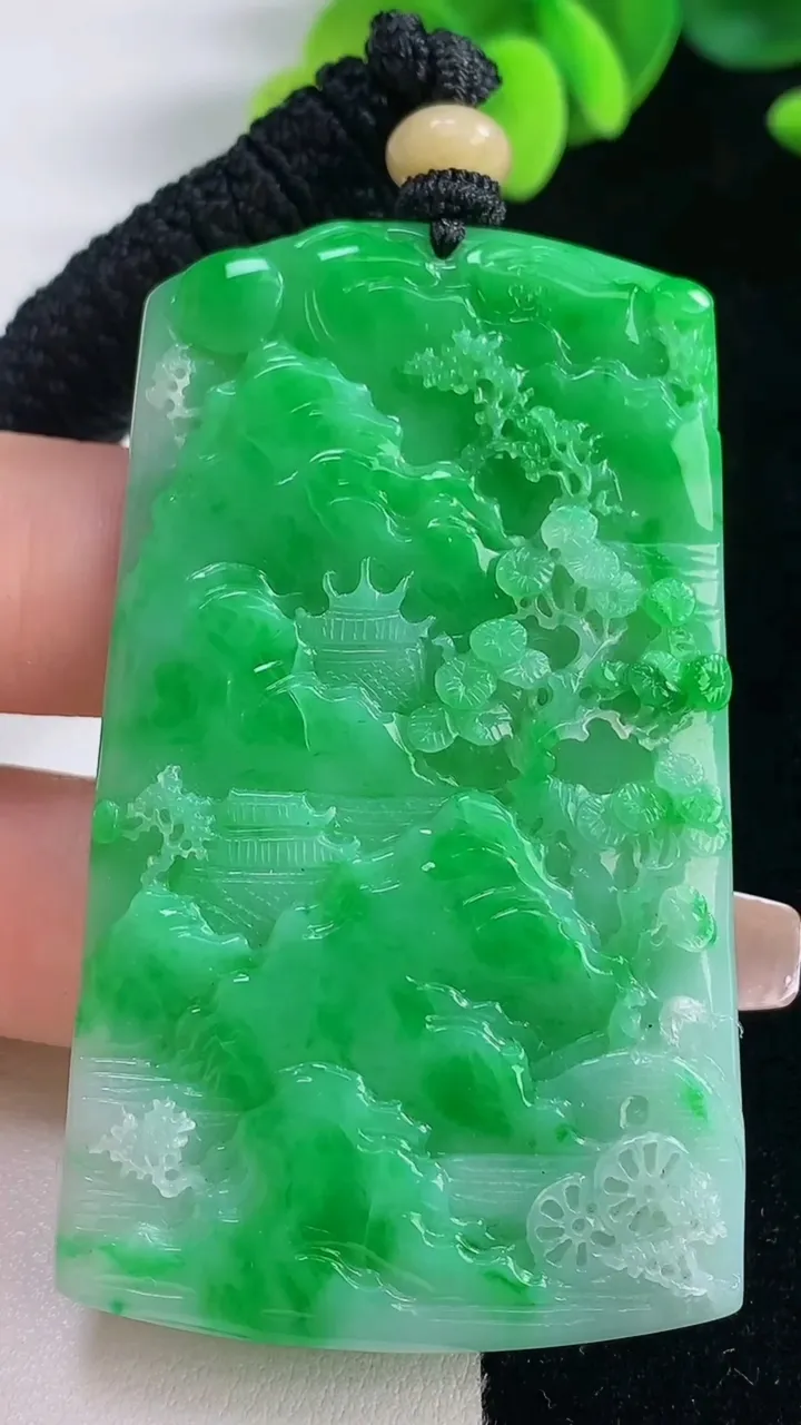 天然A货翡翠山水牌吊坠，尺寸62-37.4-5.2，重量:33.75g
12月20日