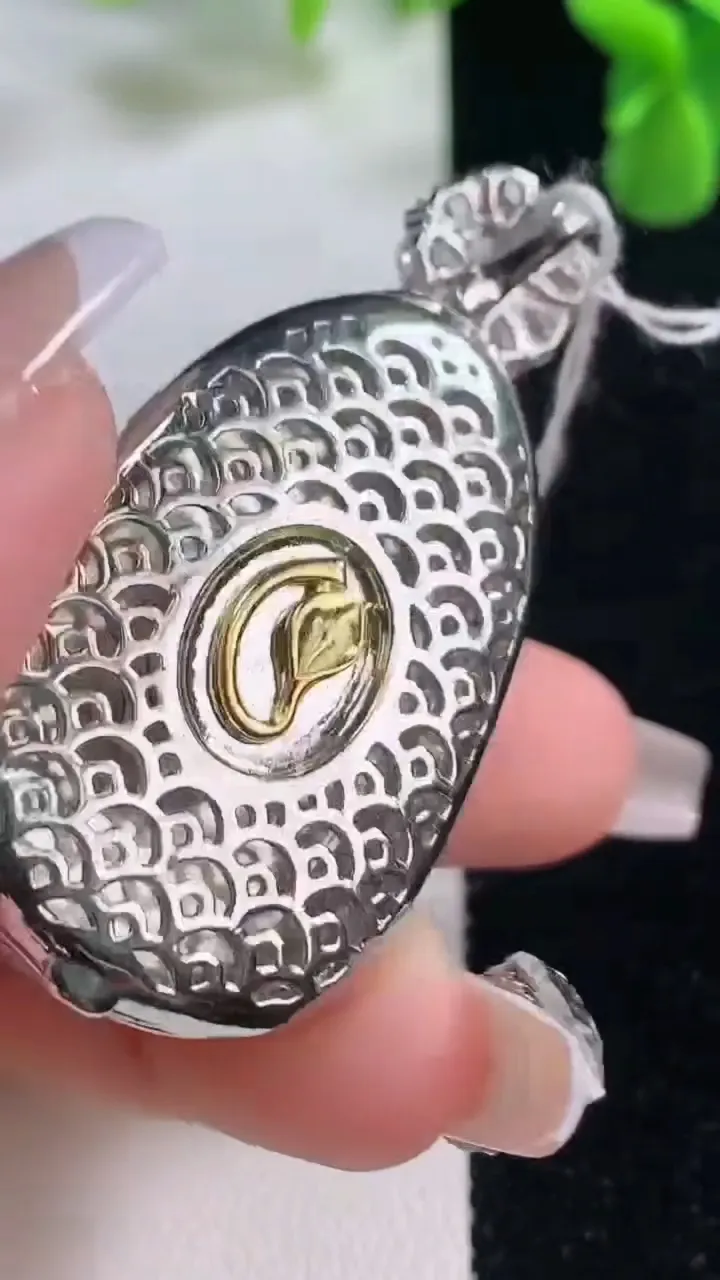 天然A货翡翠如意吊坠，尺寸52.5-25.6-14，裸石31.3-21.5重量:23.29g
12月20日