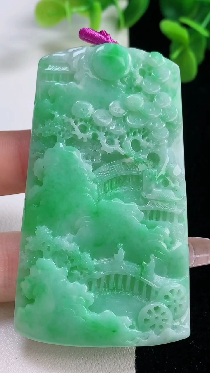 天然A货翡翠山水牌吊坠，尺寸684-39.2-6.2，重量:41.31g
12月20日