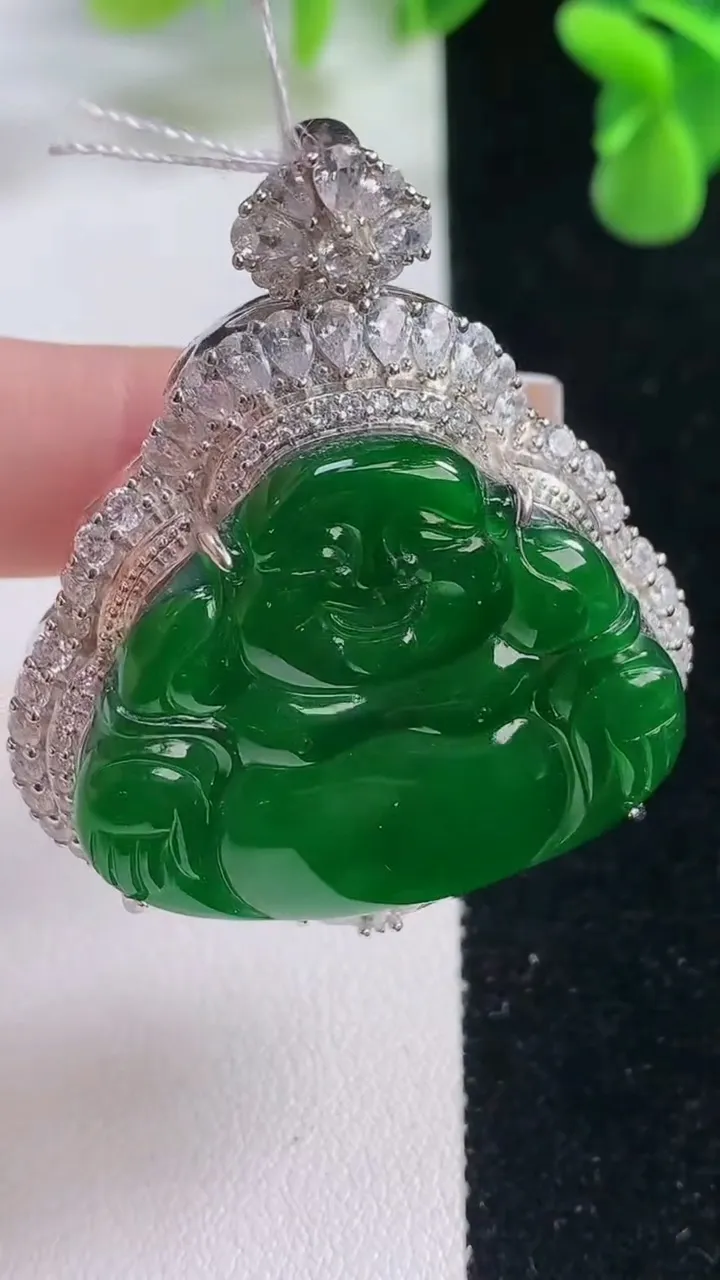 天然A货翡翠佛公吊坠，尺寸49.7-39.5-15.2，裸石29.8-34.7重量:24.83g
1