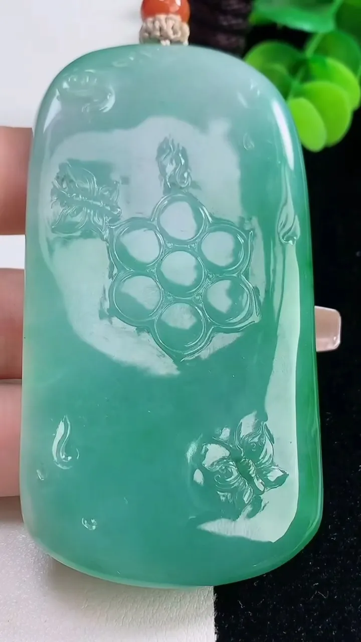 天然A货翡翠大势至菩萨吊坠，尺寸78.4-41.3-6，重量:57.60g
12月20日