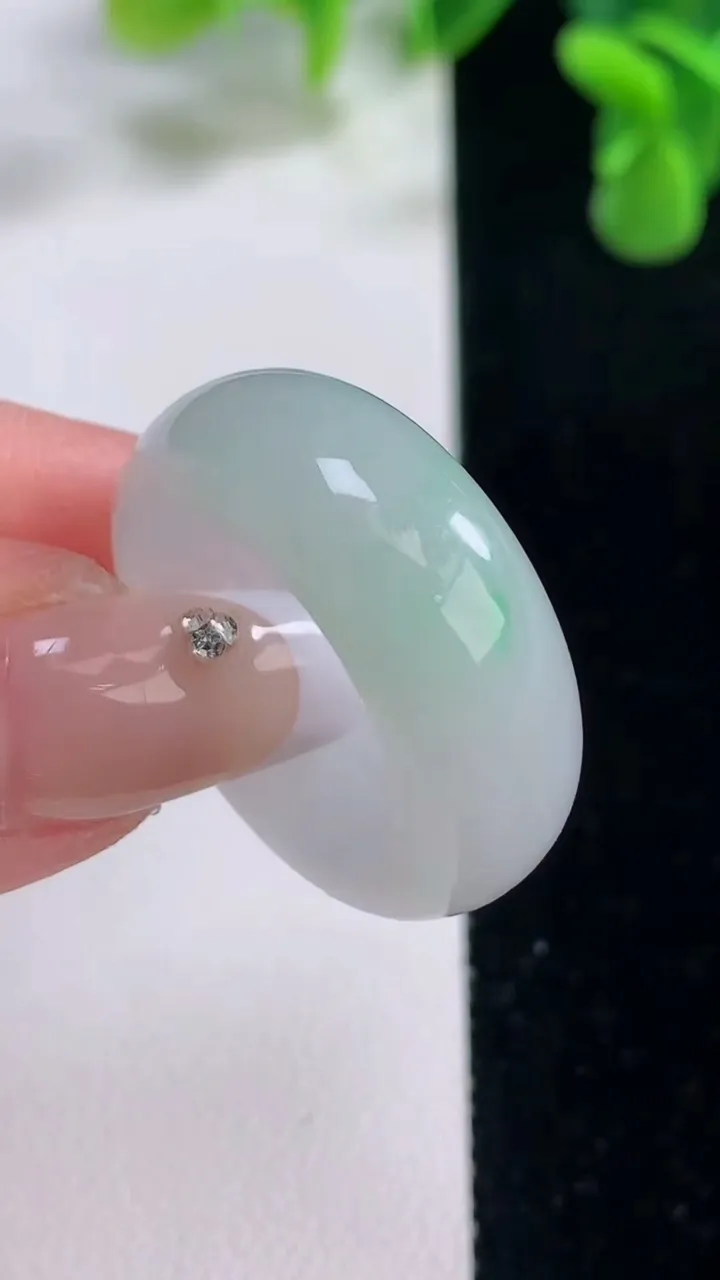 天然A货翡翠指环戒指，尺寸19.4-9.3-4.6，重量:9.81g2025年12月20日
工厂直销